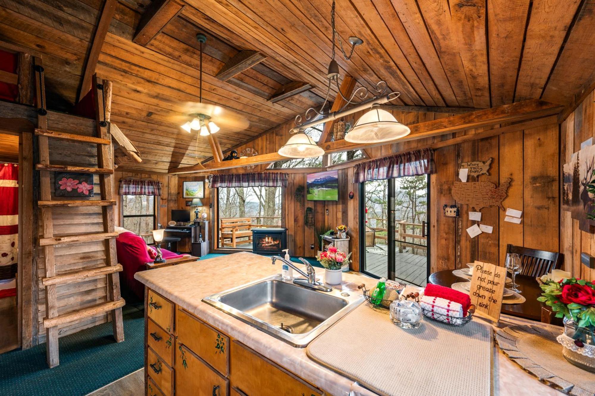 10 Miles Away From The Heart Of It All! Pigeon Forge Exterior photo